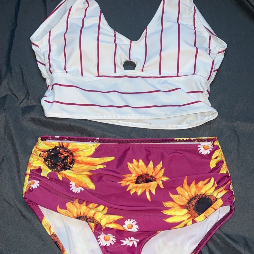 Bikinis - Picture 3 of 5